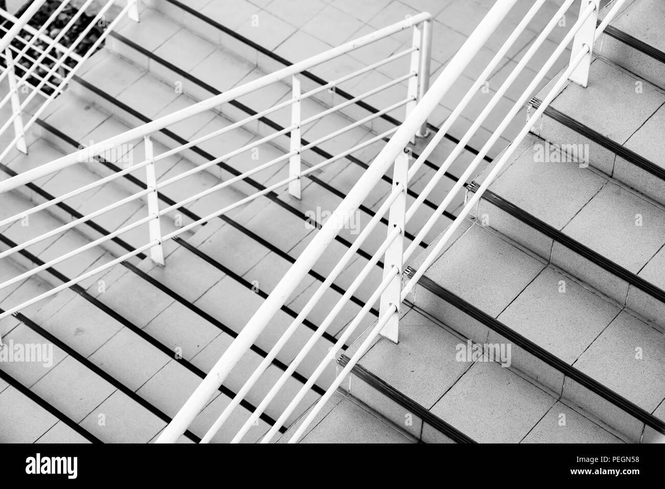 Abstrakte Treppen in Schwarz und Weiß, abstrakte Schritte Stockfoto