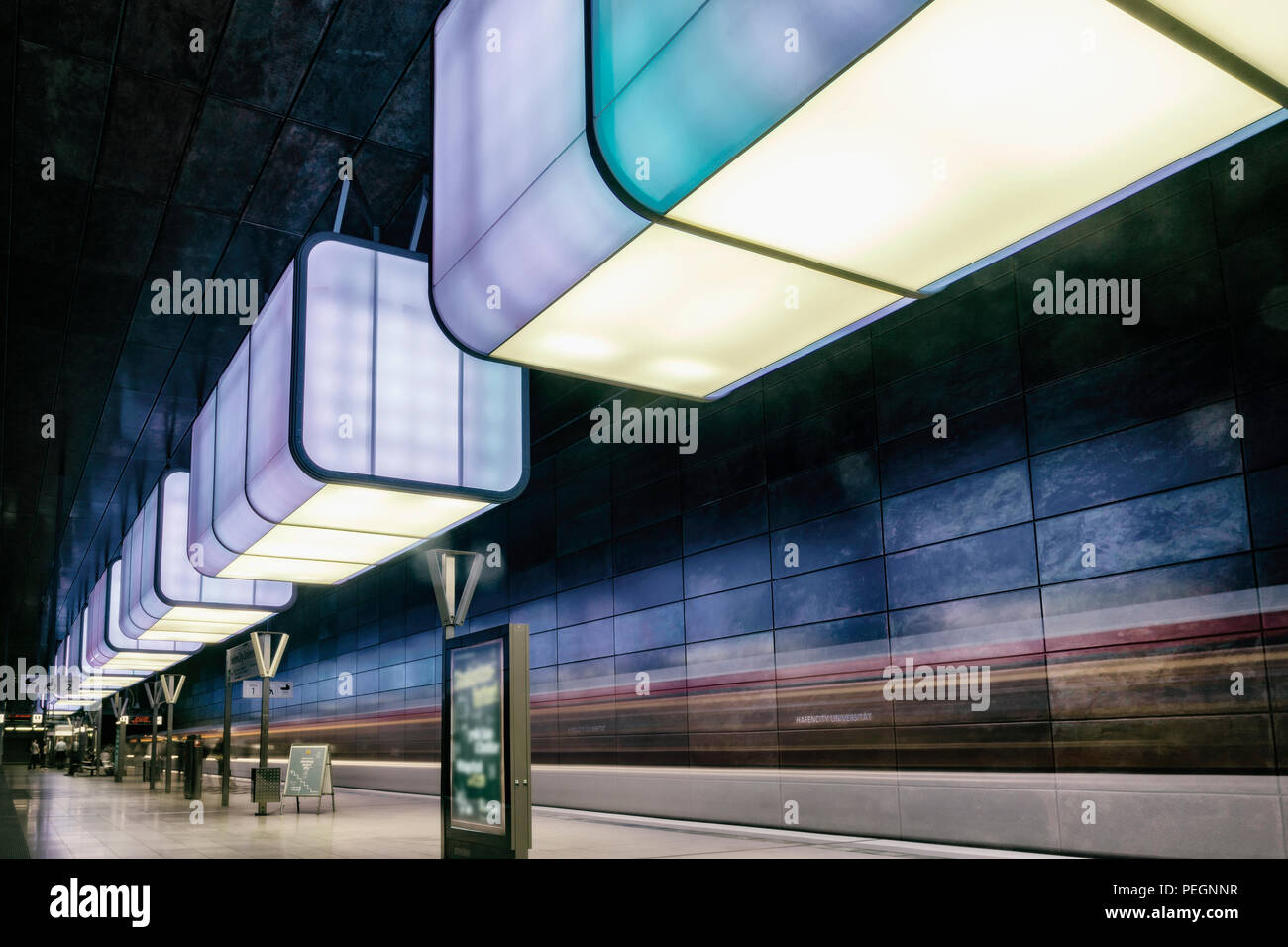 Hamburg, Deutschland, 28. Juni 2018: Die U-Bahn Station Hafencity mit speziellen Effekt Beleuchtung Stockfoto