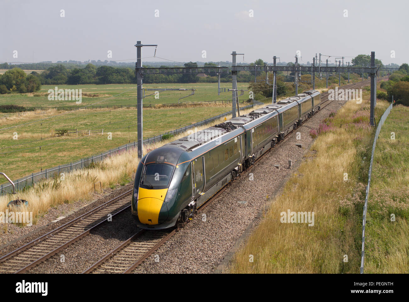 Eine Klasse 800 IET (Intercity Express) Nummer 800023 eine Great Western Railway Service in South Marston am 6. August 2018. Stockfoto