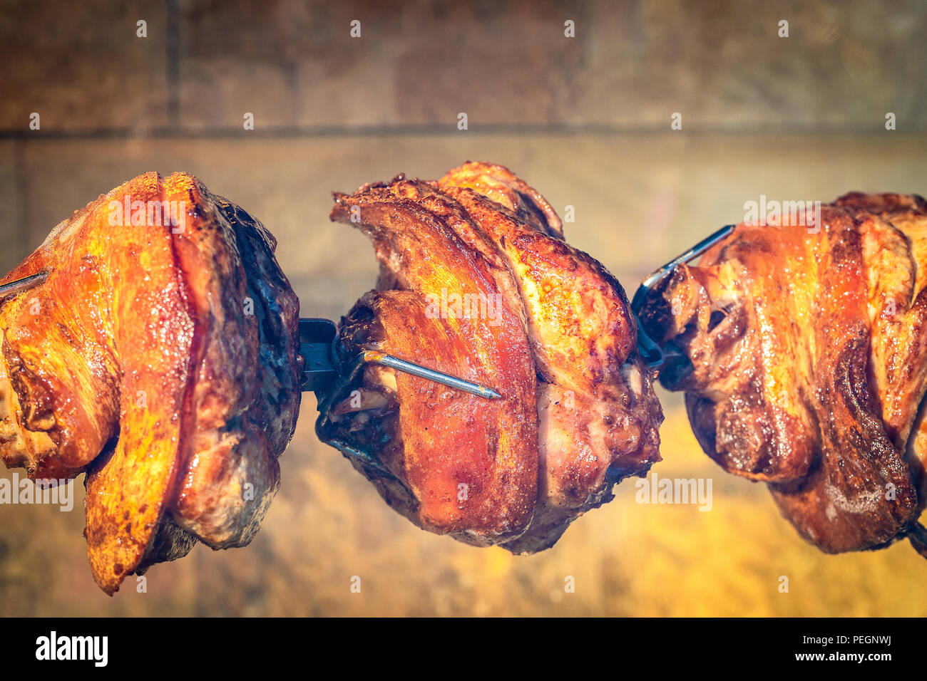 Traditionelle geröstete Schaft Schinken kochen auf Holzkohle spit Röster  Stockfotografie - Alamy
