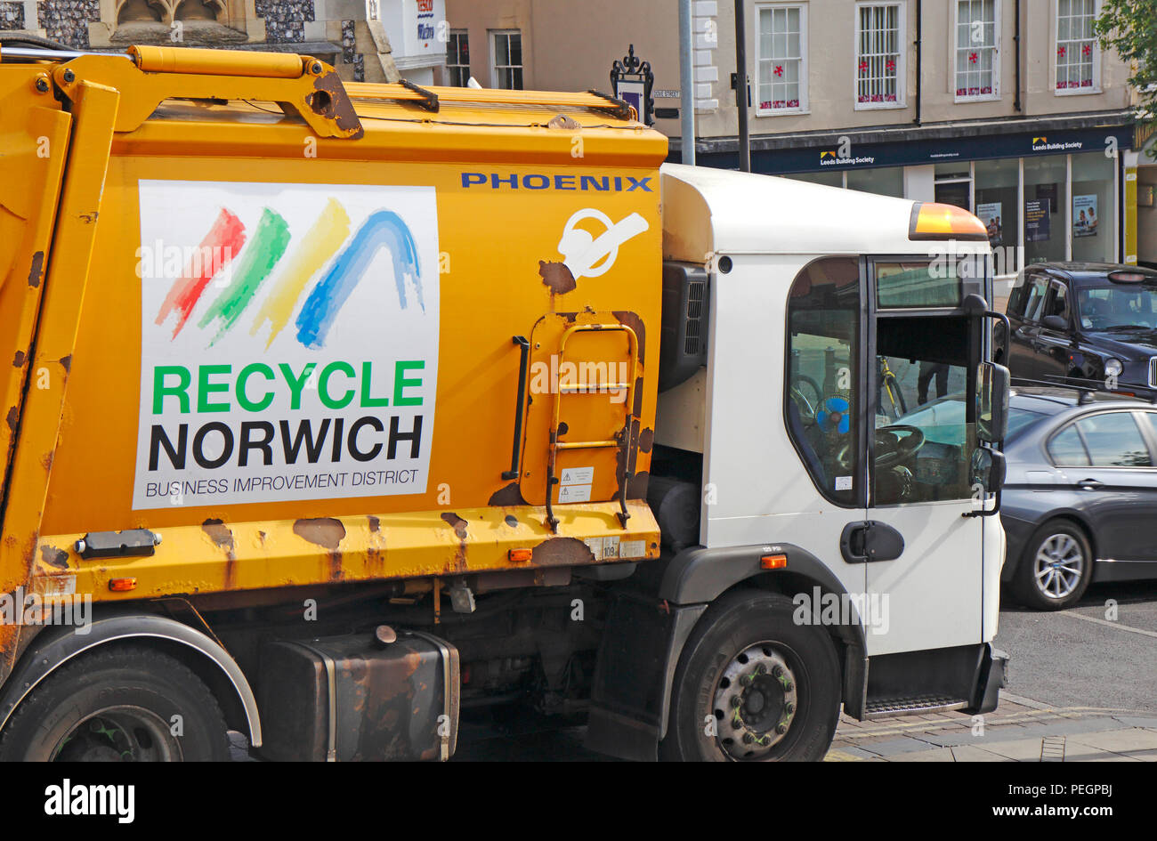 Ein recycling Sammlung Lkw in der Innenstadt an der Norwich, Norfolk, England, Vereinigtes Königreich, Europa. Stockfoto