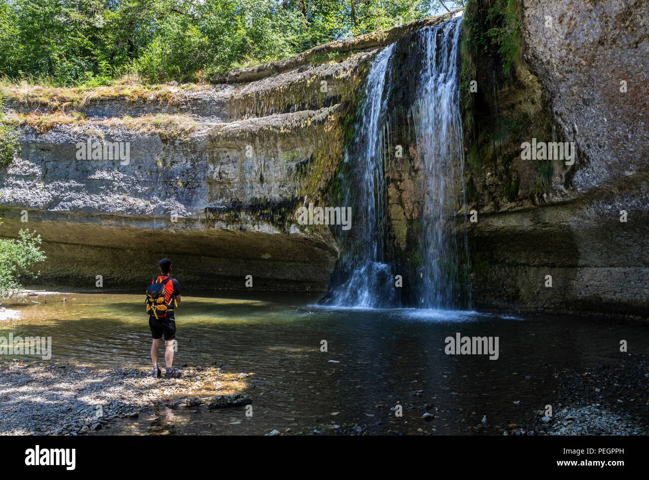 Wanderer und die Saut del la Forge Wasserfall, Cascades du Hedgehog, Jura, Frankreich, EU. Stockfoto