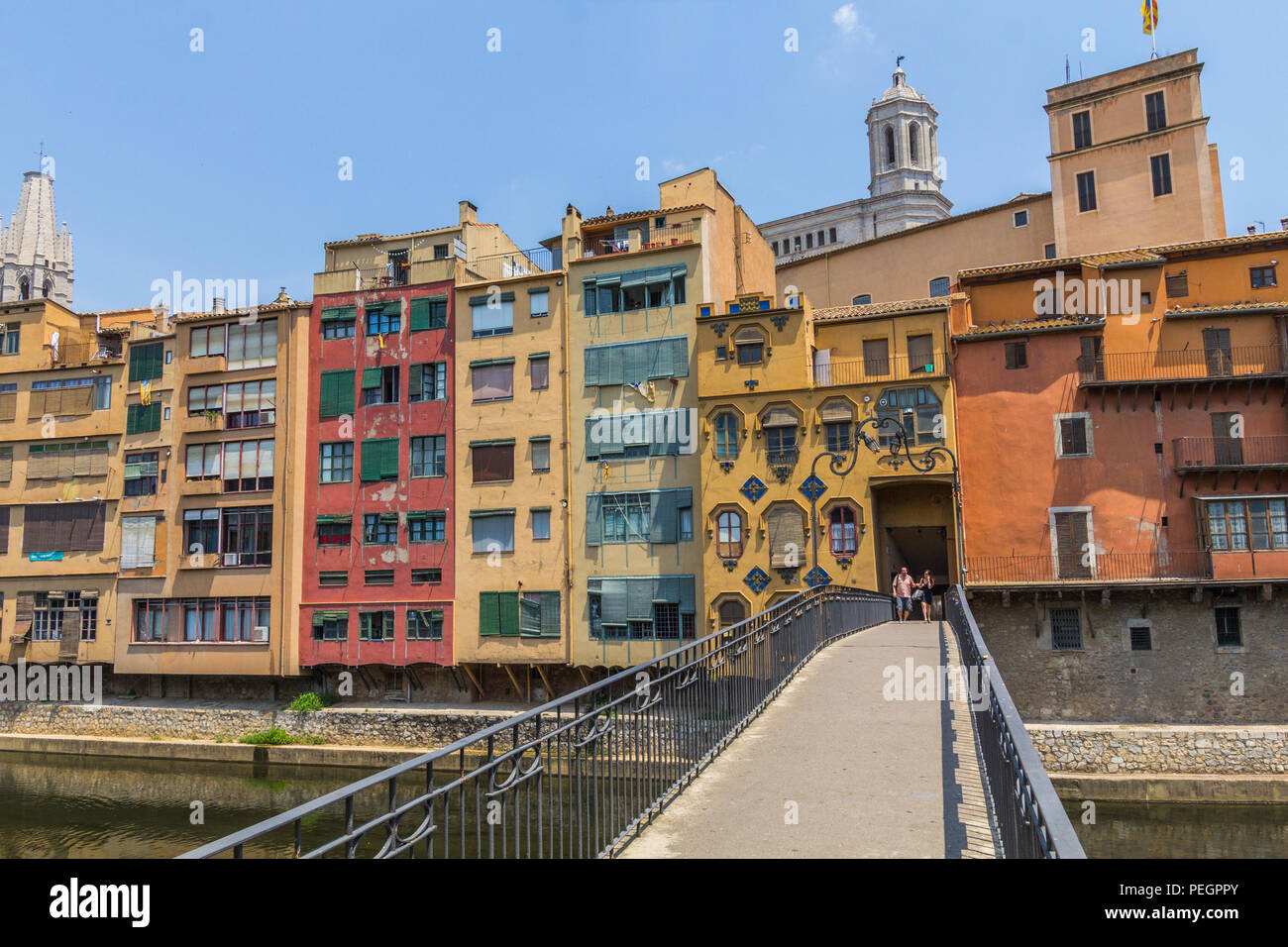 Girona. Bunten Fassaden der Häuser am Fluss Onyar. Stockfoto