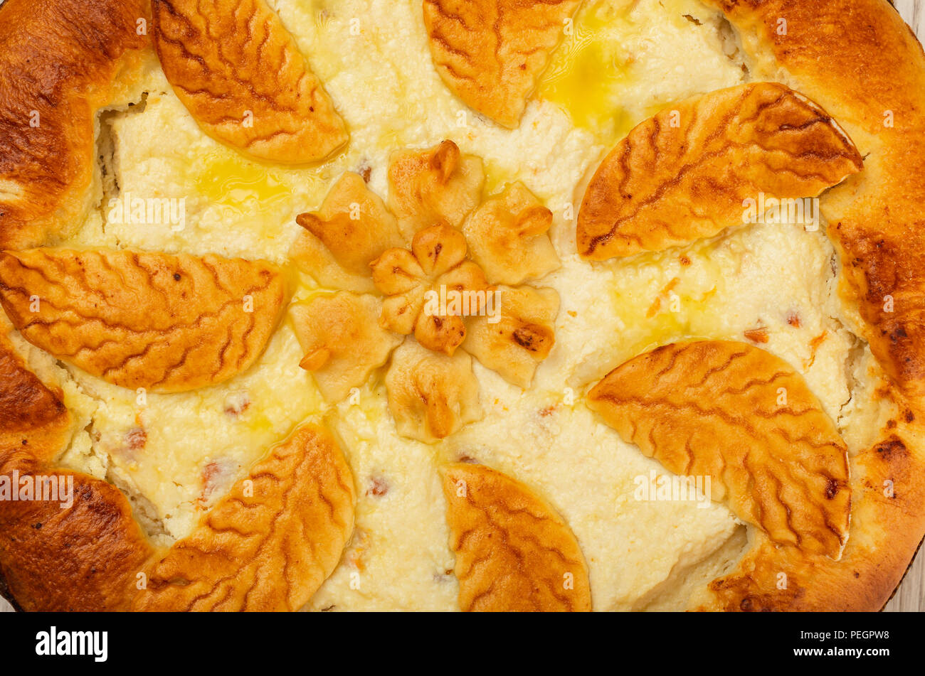 Hausgemachte topfen Kuchen auf einer hölzernen Hintergrund. Stockfoto