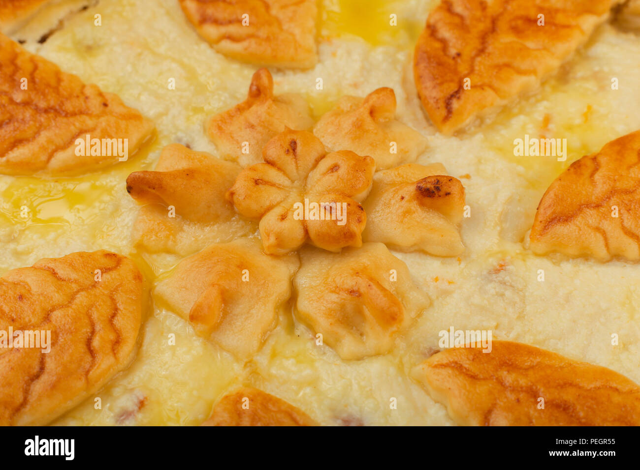 Hausgemachte topfen Kuchen auf einer hölzernen Hintergrund. Stockfoto