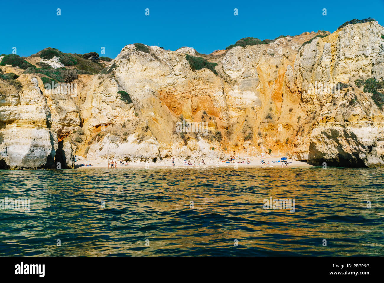 LAGOS, PORTUGAL - 31. AUGUST 2017: Menschen Spaß im Wasser und Entspannen in Lagos Ocean Beach von Portugal Stockfoto