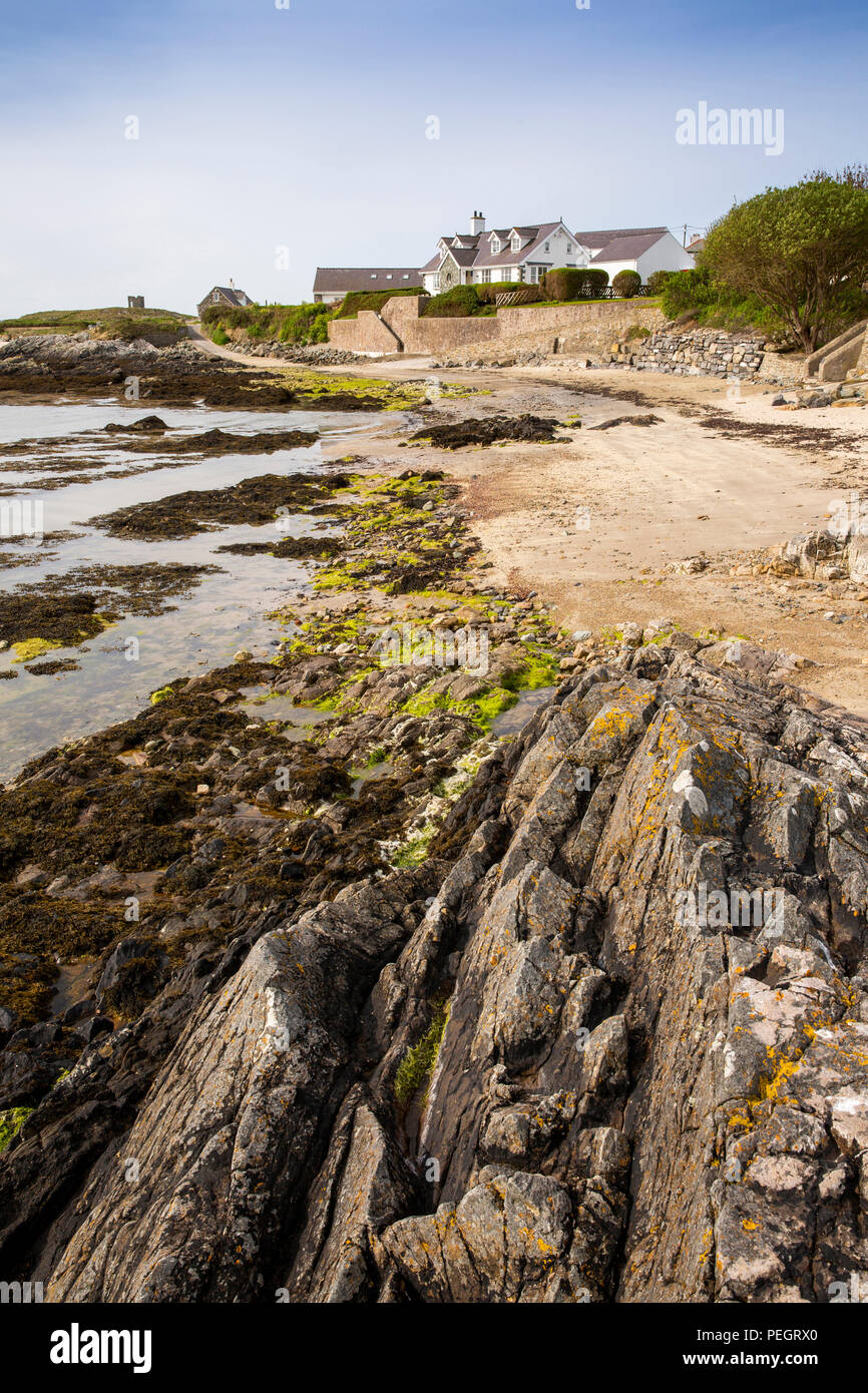 Großbritannien, Wales, Anglesey, Rhoscolyn, Steine am Strand mit weichem Tide, Stockfoto