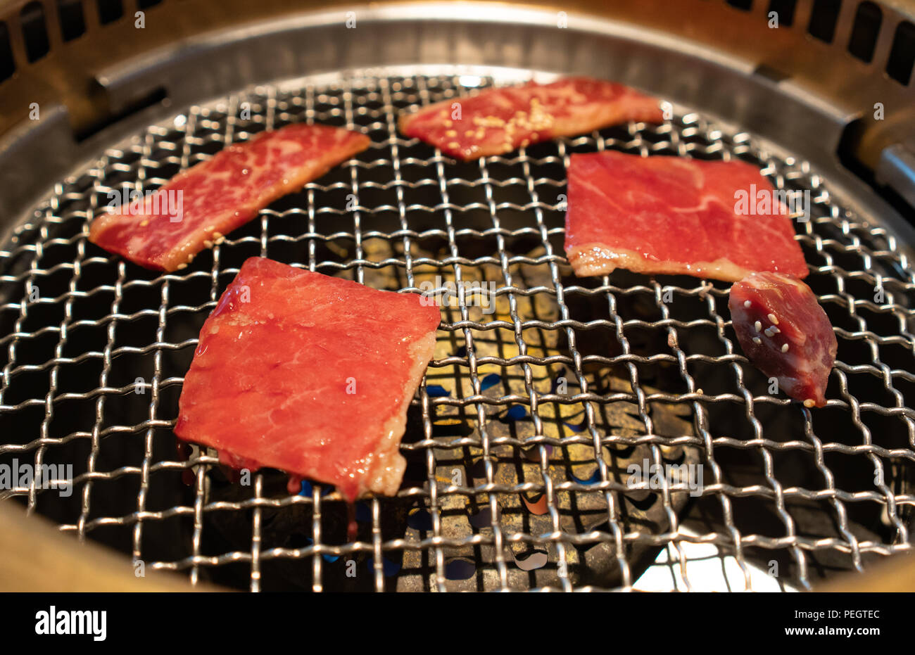 Auch Yakiniku japanische Grill mit roten rohes Rindfleisch Fleisch kochen Stockfoto