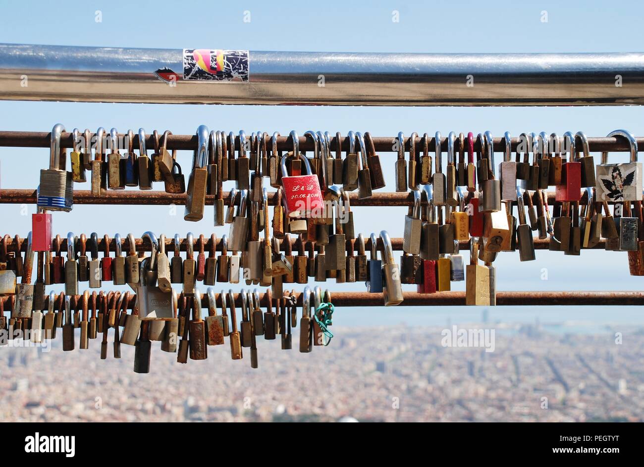 Vorhängeschlösser als Symbole der Liebe und Freundschaft auf dem Gipfel Geländer oben auf dem Berg Tibidabo in Barcelona, Katalonien, Spanien am 18. April 2018 verwendet. Stockfoto