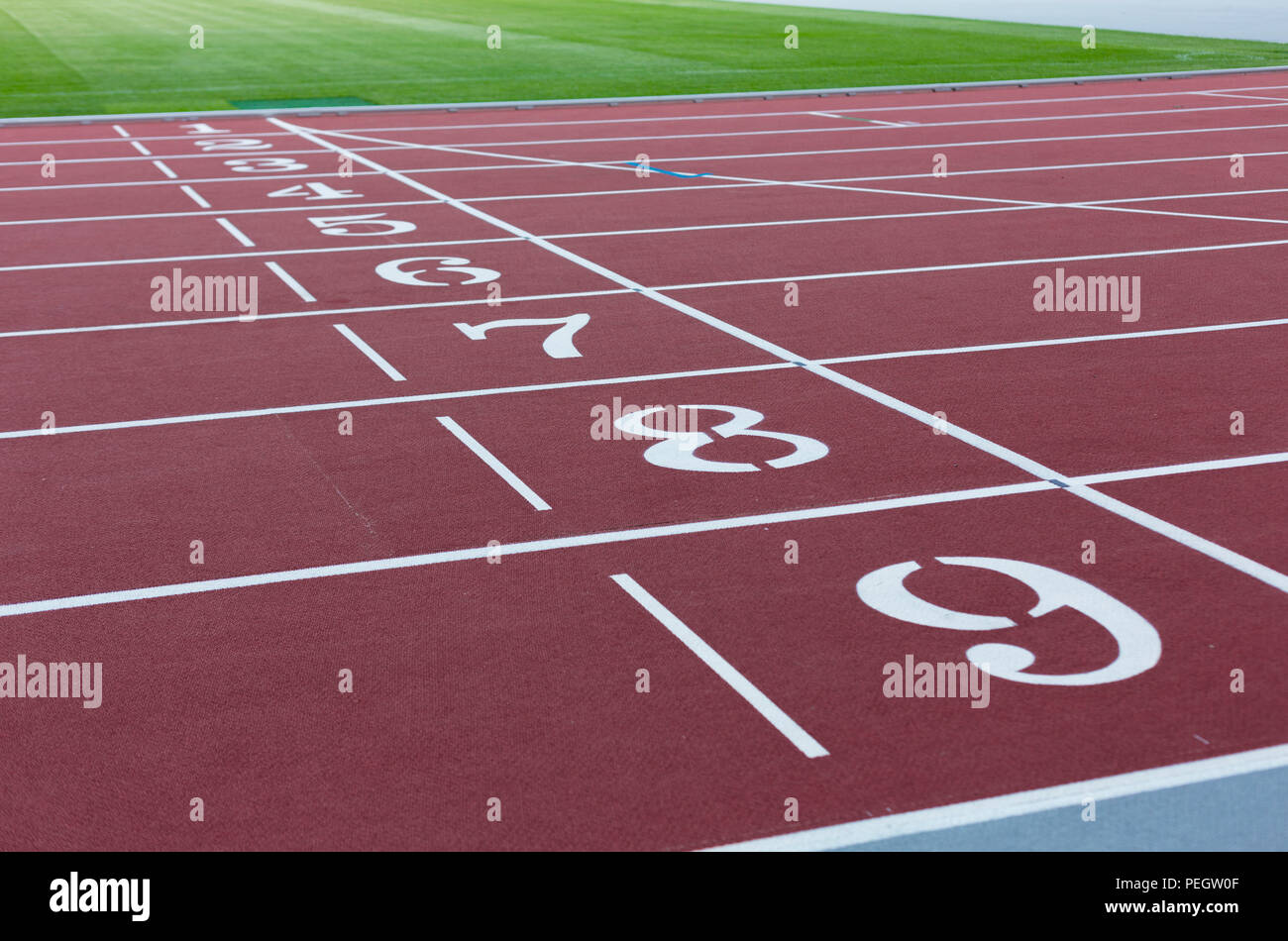 Red sport Track für die Ausführung auf Stadium. Ausführen von gesunden Lebensstil Konzept. Sport Hintergrund abstrakte Textur Stockfoto