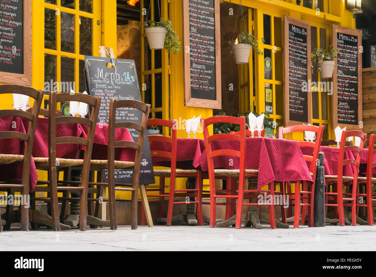 Äußere des Restaurant Le Petit Provence auf der Rue du Pot de Fer in der 5. Arrondissement von Paris, Frankreich. Stockfoto