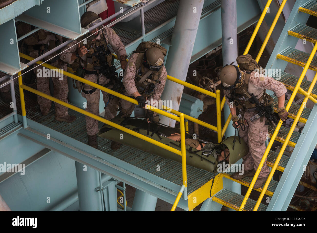 Marines von Kompanie C, 1. Aufklärungsbataillon, 1. Marine Division, 13. MEU führen eine simulierte Evakuierung von Unfällen an Bord einer Gas- und Ölplattform in Carpentaria, Kalifornien, am 21. August 2015 durch. Die Übung trainiert Marines in medizinischen Evakuierungstechniken, der Handhabung von Patienten, der schnellen Extraktion, der Teamkoordination und der operativen Verfahren für maritime Notfälle, um die Bereitschaft und Sicherheit bei Offshore-Missionen zu gewährleisten. Stockfoto