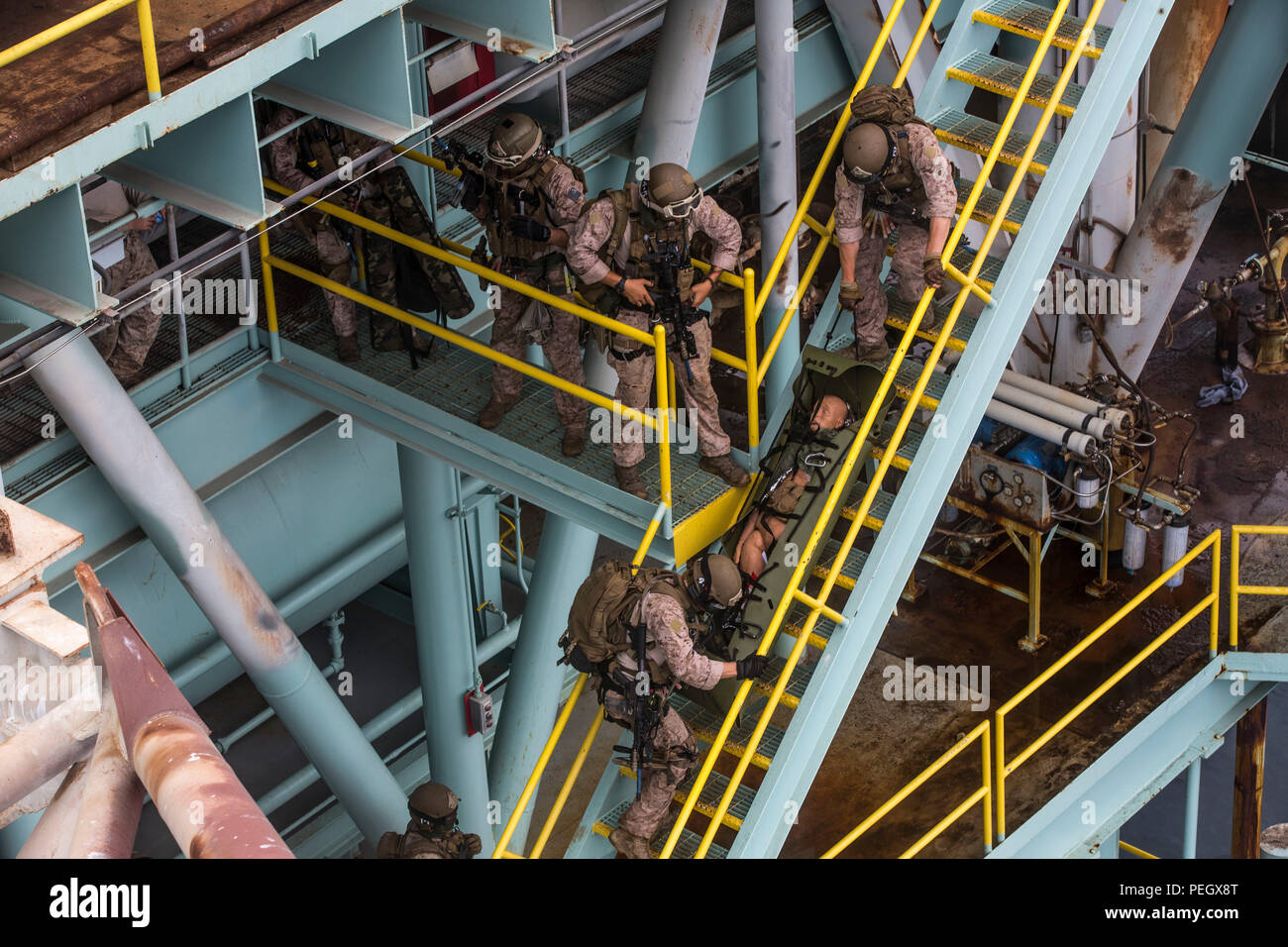Marines von Company C, 1. Aufklärungsbataillon, 1. Marine Division, 13. MEU führen eine simulierte Evakuierung von Unfällen auf einer Gas- und Ölplattform in Carpentaria, Kalifornien, am 21. August 2015 durch. Der Bohrer entwickelt medizinische Hilfe, Patiententransport, Notfallmaßnahmen, Teamkoordination und Einsatzbereitschaft für maritime Missionen und gewährleistet Sicherheit und Effizienz bei Offshore-Operationen. Stockfoto