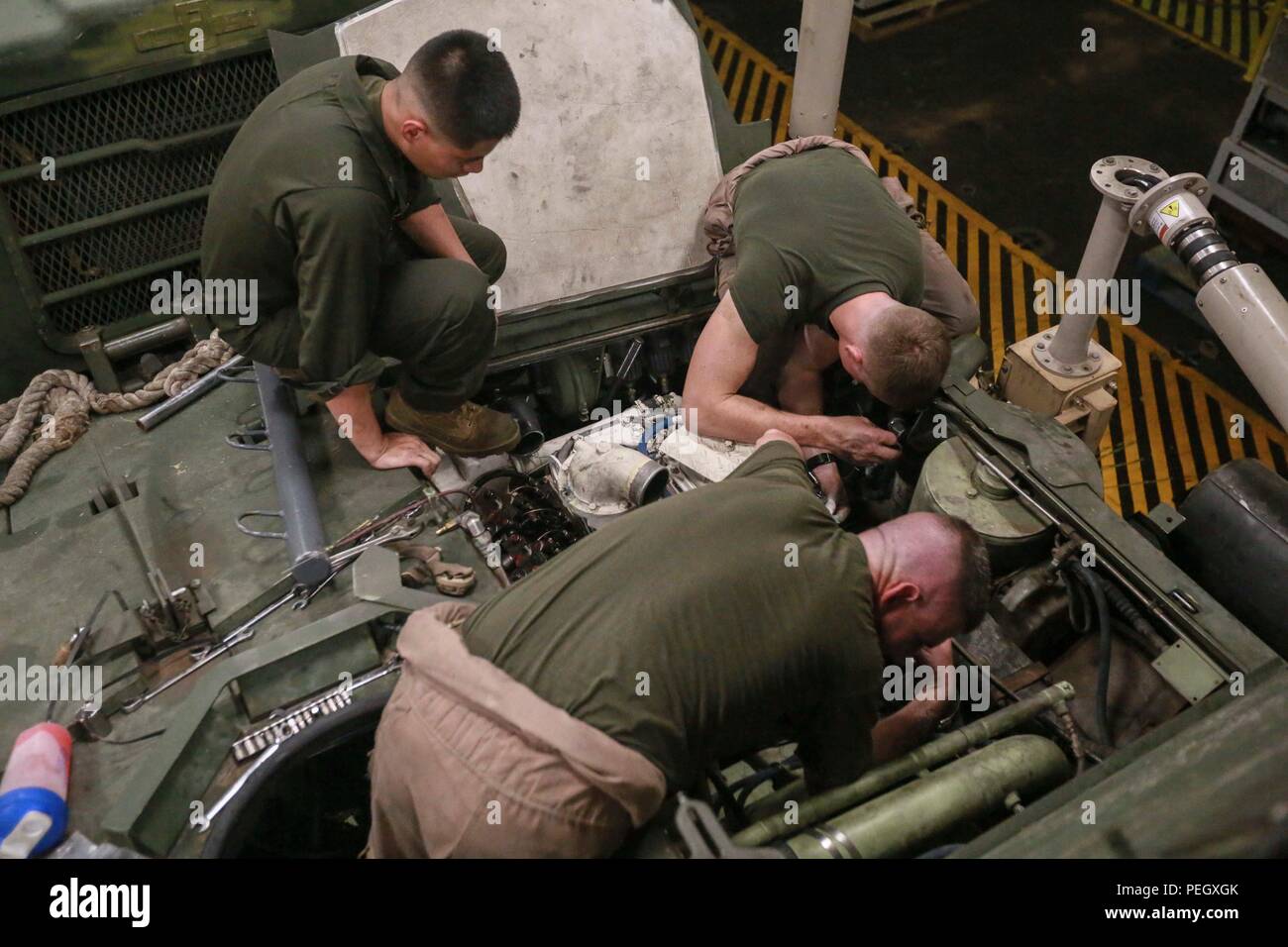 Golf von Aden (Aug. 21, 2015) US-Marines mit Leichten gepanzerten Aufklärer Loslösung, Bataillon Landung Team 3 Bataillon, 1. Marine Regiment, 15 Marine Expeditionary Unit (MEU), stellen Sie den Motor, und prüfen Sie auf richtige Lücken auf einem leichten gepanzerten Fahrzeug (LAV-25) in der gut Deck an Bord des amphibious Transport dock Schiff USS Anchorage LPD (23). Elemente des 15. MEU sind an Bord der amphibious Transport dock Schiff USS Anchorage LPD (23), Teil der Essex Amphibious Ready Gruppe begonnen und sind zur Unterstützung der Maritime Security Operations und Theater Sicherheit Zusammenarbeit im Einsatz Stockfoto