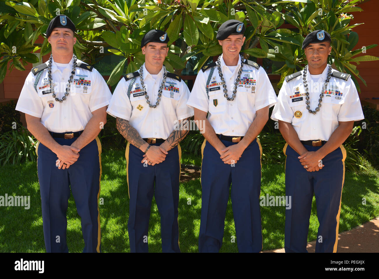 Sgt. Ryan M. Douglas (links), ein gebürtiger New Port Richey, Fla., Sgt. Bryan E. Shermerhorn (Mitte links), ein Eingeborener von Cohoes, N.Y., Staff Sgt. Eric E. Mankin (Mitte rechts), ein Eingeborener von Funken, Nev, alle sind Infanteristen zu Unternehmen C, 1.Bataillon, 21 Infanterie Regiment, 2 Stryker Brigade Combat Team, 25 Infanterie Division zugeordnet, und Kapitän Edson Batista (rechts), ein Eingeborener von Brockton, Massachusetts, einen Communications Officer für die Zentrale und die Konzernzentrale, 1-21 Infanterie zugeordnet, wurden während der Joint Venture Forum Bildung an der Heilsarmee Ray und Joan Kroc Corps Commun erkannt Stockfoto