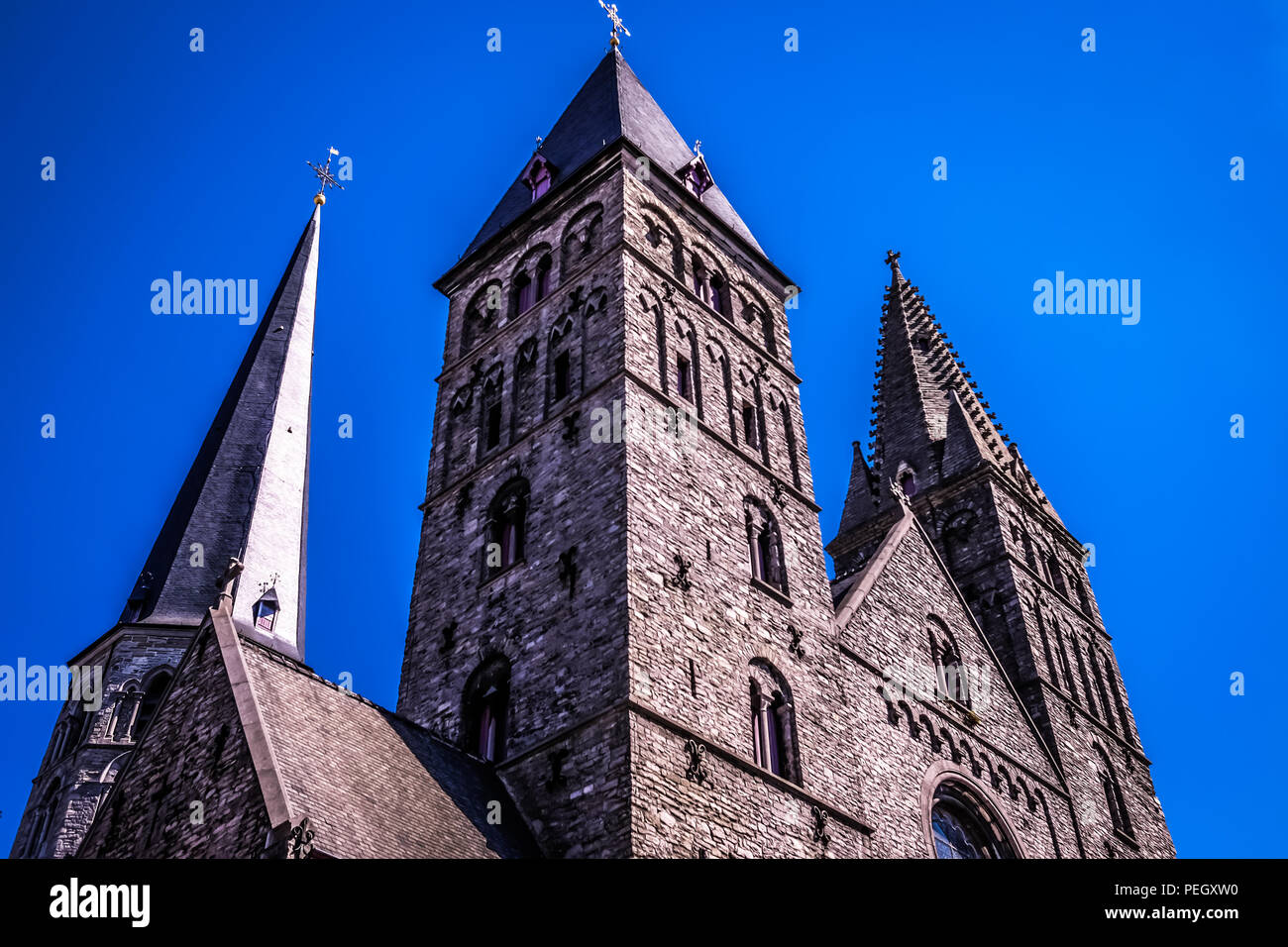 Querformat der Sint-Jacobskerk Kirche in der Stadt Gent im Norden Belgiens, mit tief blauen Himmel im Hintergrund Stockfoto
