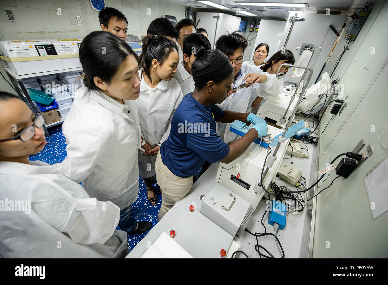 DA Nang, Vietnam (Aug. 25, 2015) Laboranten, zugeordnet zu den Hospital Ship USNS Mercy (T-AH 19), im Blut Sicherheit Workshop mit vietnamesischen Laboranten während der Pacific Partnerschaft 2015. Barmherzigkeit ist derzeit in Vietnam für seine vierte Mission Hafen von PP15. Pazifische Partnerschaft ist in seinen 10 Iteration und ist die größte jährliche multilaterale humanitäre Hilfe und Katastrophenhilfe Abwehrbereitschaft mission in der Indo-Asia durchgeführt - Pazifik Region. Beim Training für die Krise, Pazifische Partnerschaft Missionen zur realen Welt medizinisch versorgt zu Er Stockfoto