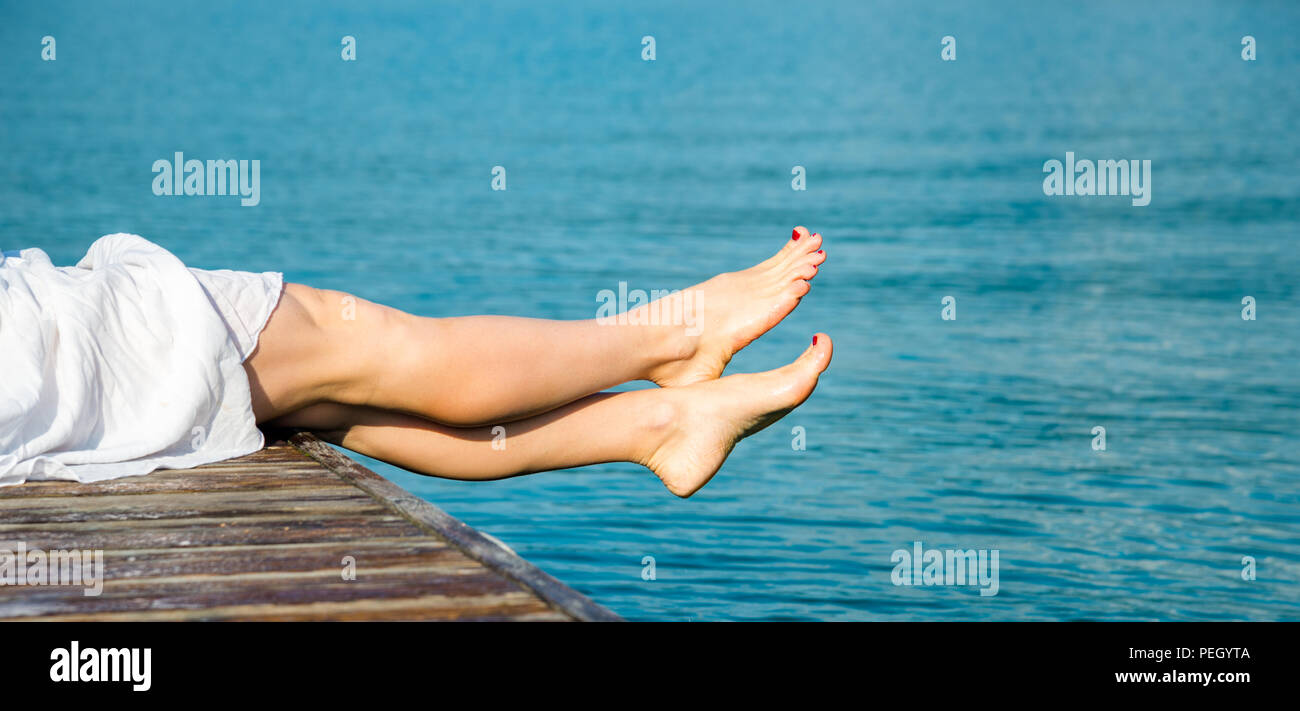 Strand reisen - Frau Füße Stockfoto