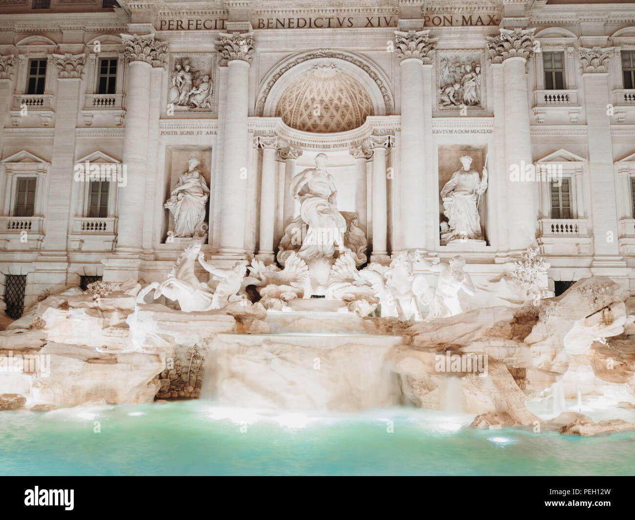 Nacht am Trevi Brunnen mit Beleuchtung, die meisten berühmten Brunnen in Rom, Italien. Stockfoto