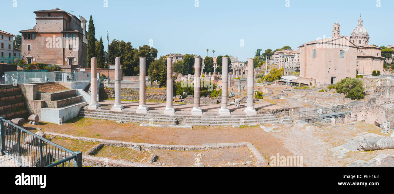 Panorama des Forum Romanum in Rom, Italien. Ruinen von alten Gebäuden. Stockfoto