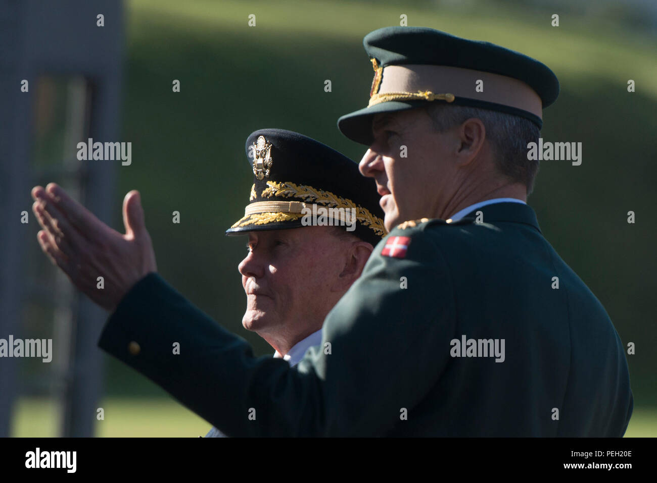 Dänemark Chief der Verteidigung Gen Peter Bartram und US-Vorsitzende des Generalstabs, General Martin E. Dempsey sind in der Zitadelle in Kopenhagen, Dänemark, 12.08.18, 2015. Die Zitadelle in Kopenhagen wurde durch den dänischen König Christian 4 im Jahre 1626 gegründet und ist derzeit die Gebäude im Inneren sind als Kasernen und Büros verwendet. (DoD Foto von D.Myles Cullen/Freigegeben) Stockfoto