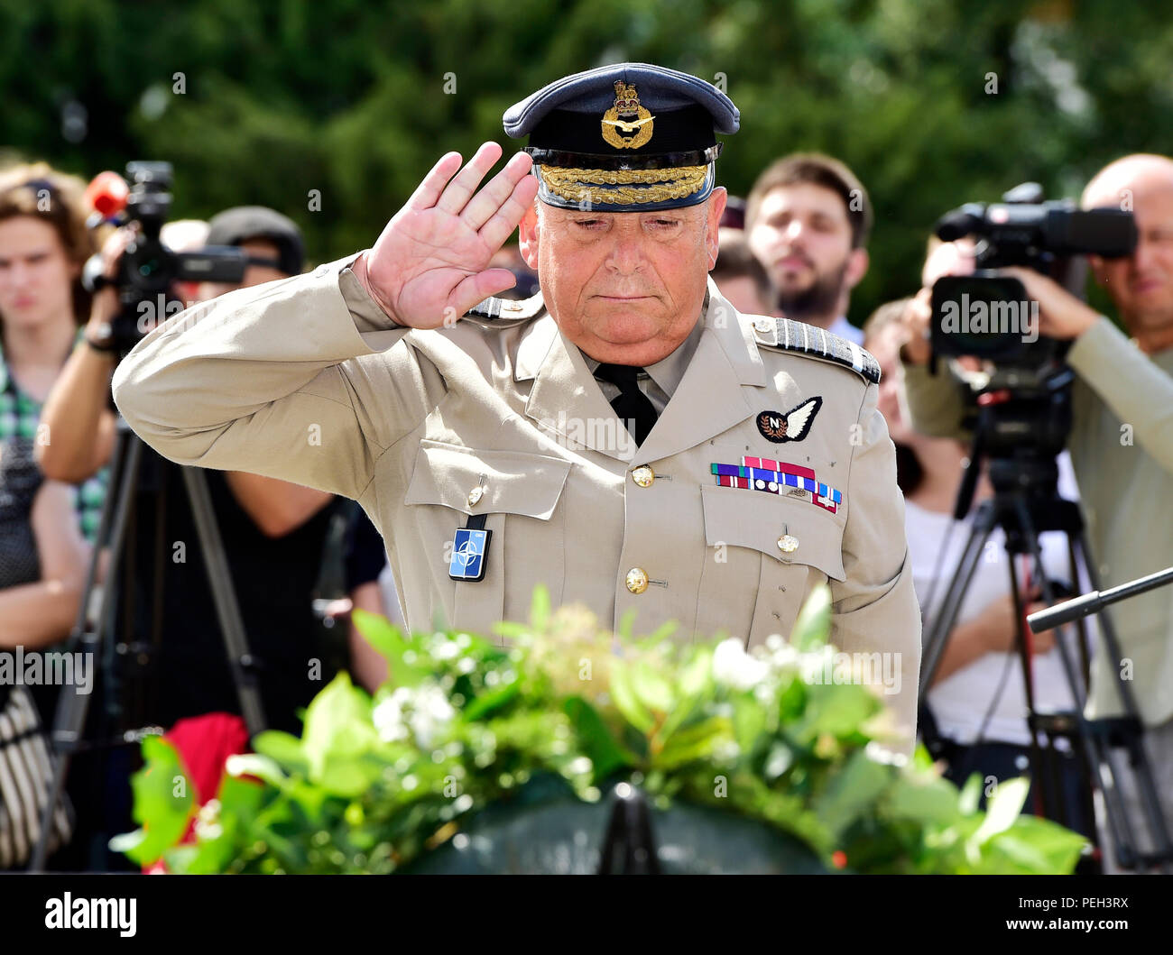 Prag, Tschechische Republik. 14 Aug, 2018. RAF Air Chief Marshal Stuart Peache (Mitte) besucht eine Konferenz anlässlich des bevorstehenden 100. Jahrestages der Geburt des Tschechoslowakischen Luftwaffe und die Erinnerung an das Heldentum seiner WWII Piloten fand in Prag, Tschechische Republik, am 18. August 2018, von den tschechischen Politikern und Vertretern des Militärs, die NATO und die britische RAF besucht. Credit: Roman Vondrous/CTK Photo/Alamy leben Nachrichten Stockfoto