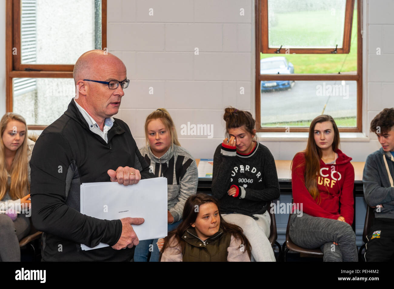 Schull, West Cork, Irland. 15 Aug, 2018. Die Direktion der Schull Community College, Brendan Drinan, Adressen der Schülerinnen und Schüler vor ihrer Ergebnisse ausgeteilt werden. Insgesamt 57,149 Studierenden ihre Ergebnisse heute erhalten. Dies ist das zweite Jahr des neuen Grading System, das heißt, es gibt nur 8 Sorten jetzt, anstelle von 14 in den vergangenen Jahren. Credit: Andy Gibson/Alamy Leben Nachrichten. Stockfoto