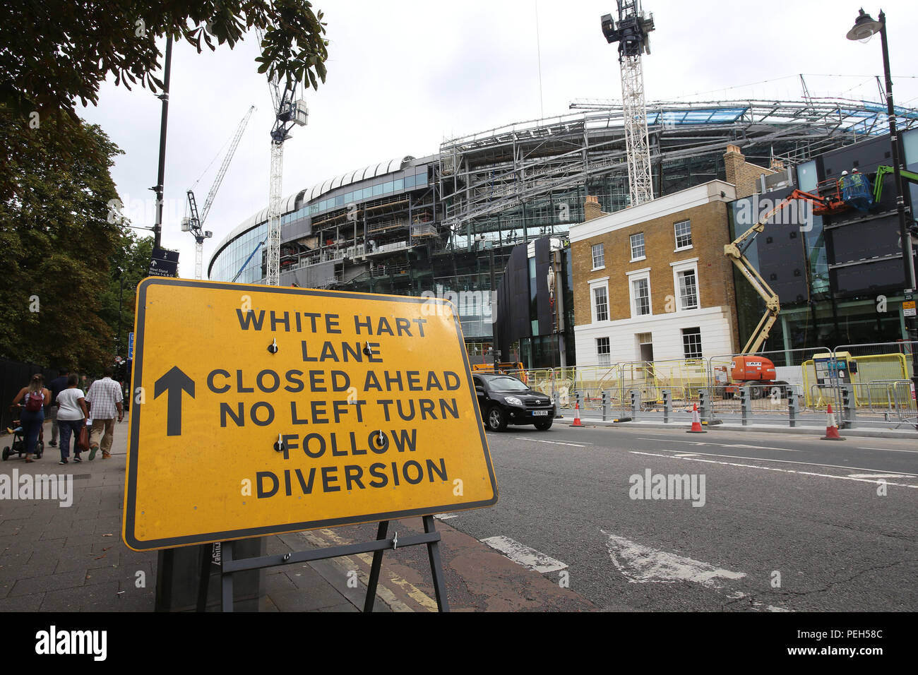 London, Großbritannien. 15. Aug 2018. Tottenham der Einzug in die neuen Stadion wurde wieder bis mindestens Ende Oktober wie der Boden wird in der Zeit nicht abgeschlossen werden. Sporne sind jetzt die Möglichkeit der Verschiebung ihr Heimspiel gegen Manchester City am 28. Oktober als Ihr Zuhause auf Zeit Wembley bereits zu diesem Zeitpunkt gebucht wird. Die £ 850 Millionen Boden hatte ursprünglich erwartet worden für den Kampf mit Liverpool am 15. September fertig sein. Credit: Nigel Bowles/Alamy leben Nachrichten Stockfoto