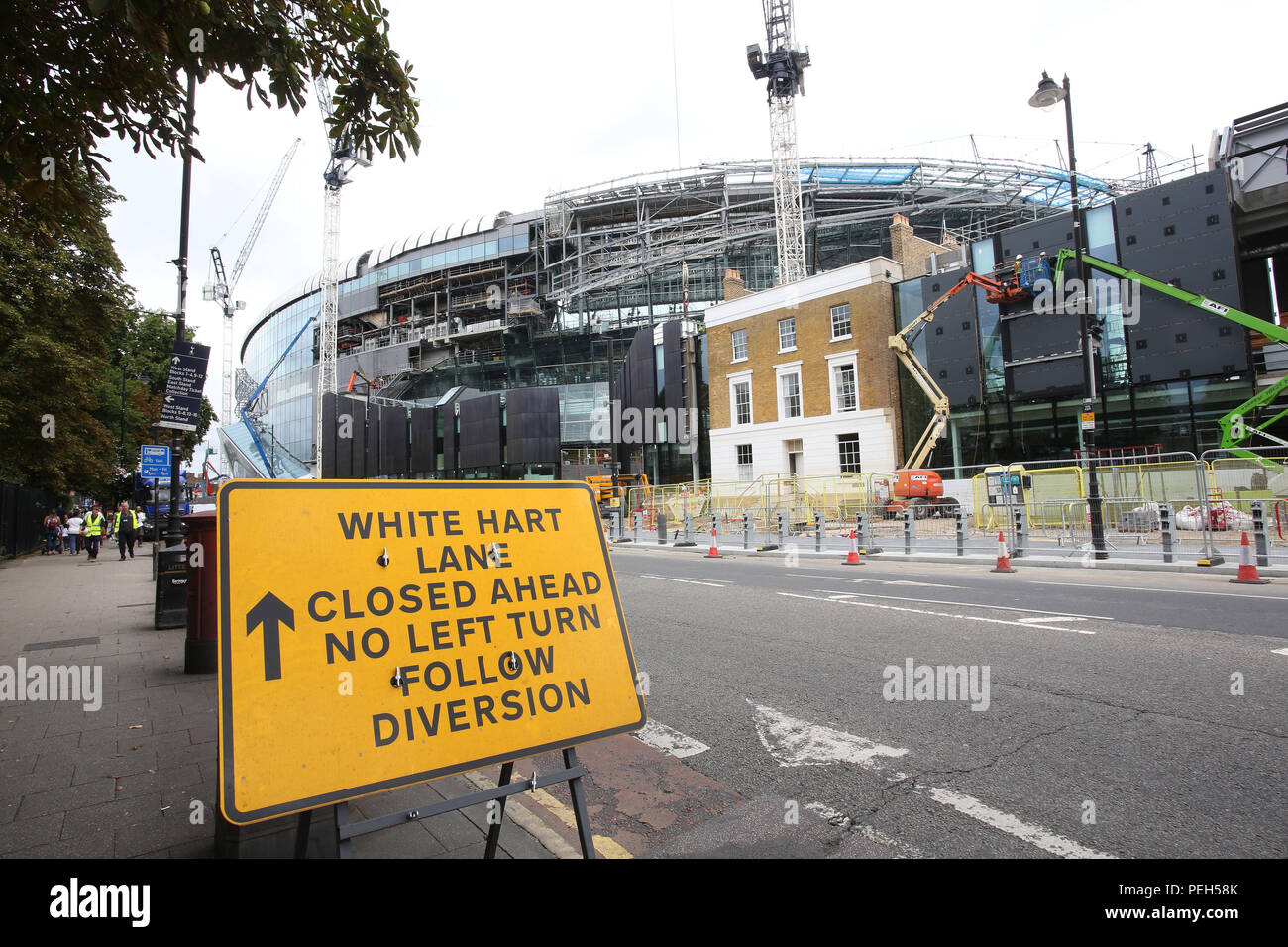 London, Großbritannien. 15. Aug 2018. Tottenham der Einzug in die neuen Stadion wurde wieder bis mindestens Ende Oktober wie der Boden wird in der Zeit nicht abgeschlossen werden. Sporne sind jetzt die Möglichkeit der Verschiebung ihr Heimspiel gegen Manchester City am 28. Oktober als Ihr Zuhause auf Zeit Wembley bereits zu diesem Zeitpunkt gebucht wird. Die £ 850 Millionen Boden hatte ursprünglich erwartet worden für den Kampf mit Liverpool am 15. September fertig sein. Credit: Nigel Bowles/Alamy leben Nachrichten Stockfoto