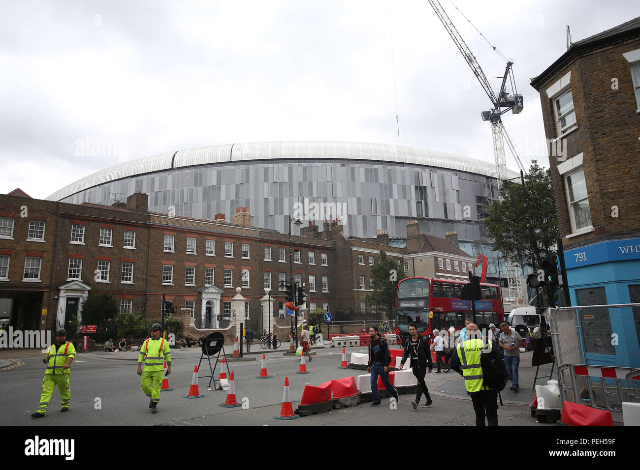 London, Großbritannien. 15. Aug 2018. Tottenham der Einzug in die neuen Stadion wurde wieder bis mindestens Ende Oktober wie der Boden wird in der Zeit nicht abgeschlossen werden. Sporne sind jetzt die Möglichkeit der Verschiebung ihr Heimspiel gegen Manchester City am 28. Oktober als Ihr Zuhause auf Zeit Wembley bereits zu diesem Zeitpunkt gebucht wird. Die £ 850 Millionen Boden hatte ursprünglich erwartet worden für den Kampf mit Liverpool am 15. September fertig sein. Credit: Nigel Bowles/Alamy leben Nachrichten Stockfoto