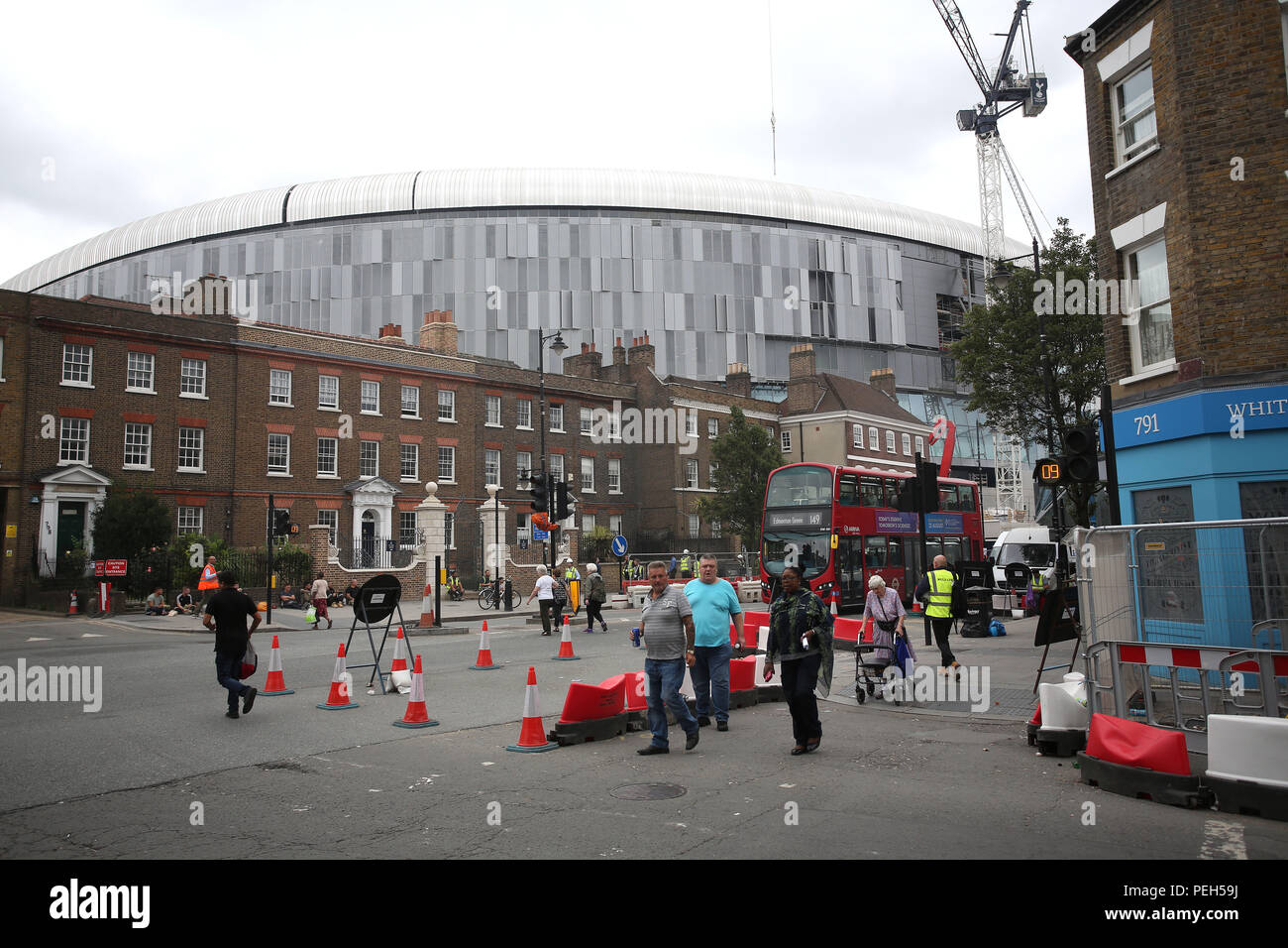 London, Großbritannien. 15. Aug 2018. Tottenham der Einzug in die neuen Stadion wurde wieder bis mindestens Ende Oktober wie der Boden wird in der Zeit nicht abgeschlossen werden. Sporne sind jetzt die Möglichkeit der Verschiebung ihr Heimspiel gegen Manchester City am 28. Oktober als Ihr Zuhause auf Zeit Wembley bereits zu diesem Zeitpunkt gebucht wird. Die £ 850 Millionen Boden hatte ursprünglich erwartet worden für den Kampf mit Liverpool am 15. September fertig sein. Credit: Nigel Bowles/Alamy leben Nachrichten Stockfoto