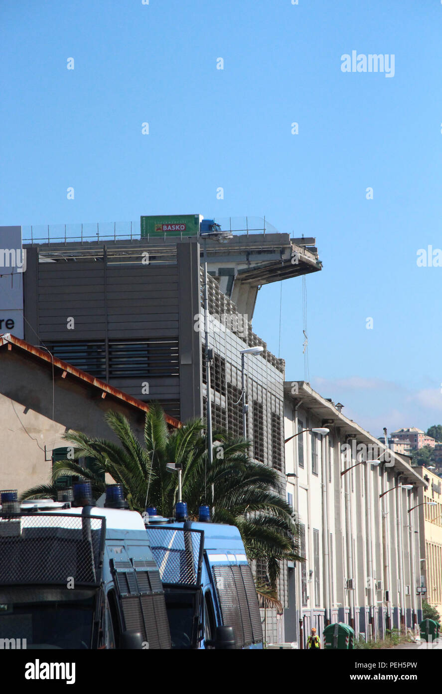 Genua, Italien. 15 Aug, 2018. Blick auf das Morandi Autobahnbrücke, der am Tag zuvor zusammengebrochen. Einen Tag nach dem Einsturz der Autobahnbrücke Ponte Morandi (Hintergrund), es wird noch immer gesucht wird für die Überlebenden in die riesigen Ruinen. Credit: Fabian Nitschmann/dpa/Alamy leben Nachrichten Stockfoto