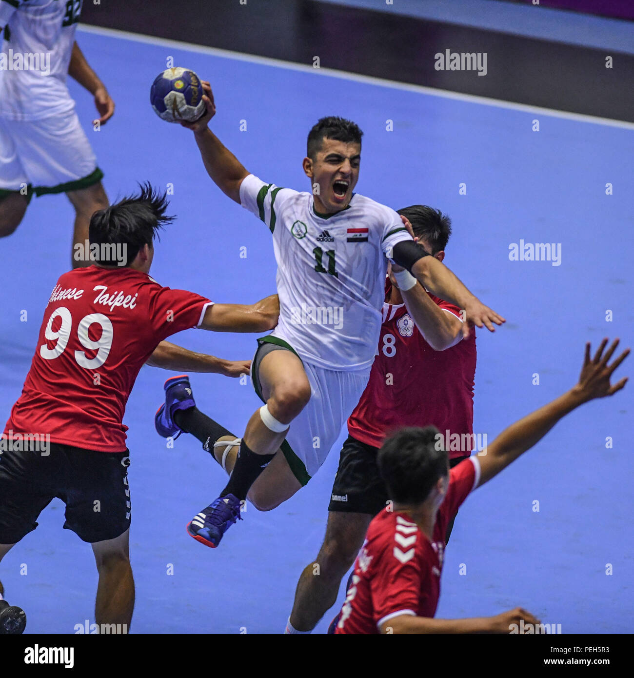 (180815) -- JAKARTA, 15 August, 2018 (Xinhua) - jasim Ghassab Mohammed (C) der Irak konkurriert während der Männer Handball Vorrunde Gruppe D Match zwischen dem chinesischen Taipei und Irak an den Asian Games 2018 in Jakarta, Indonesien am 15 August, 2018. Der Irak gewann 37-30. (Xinhua / Pan Yulong) Stockfoto