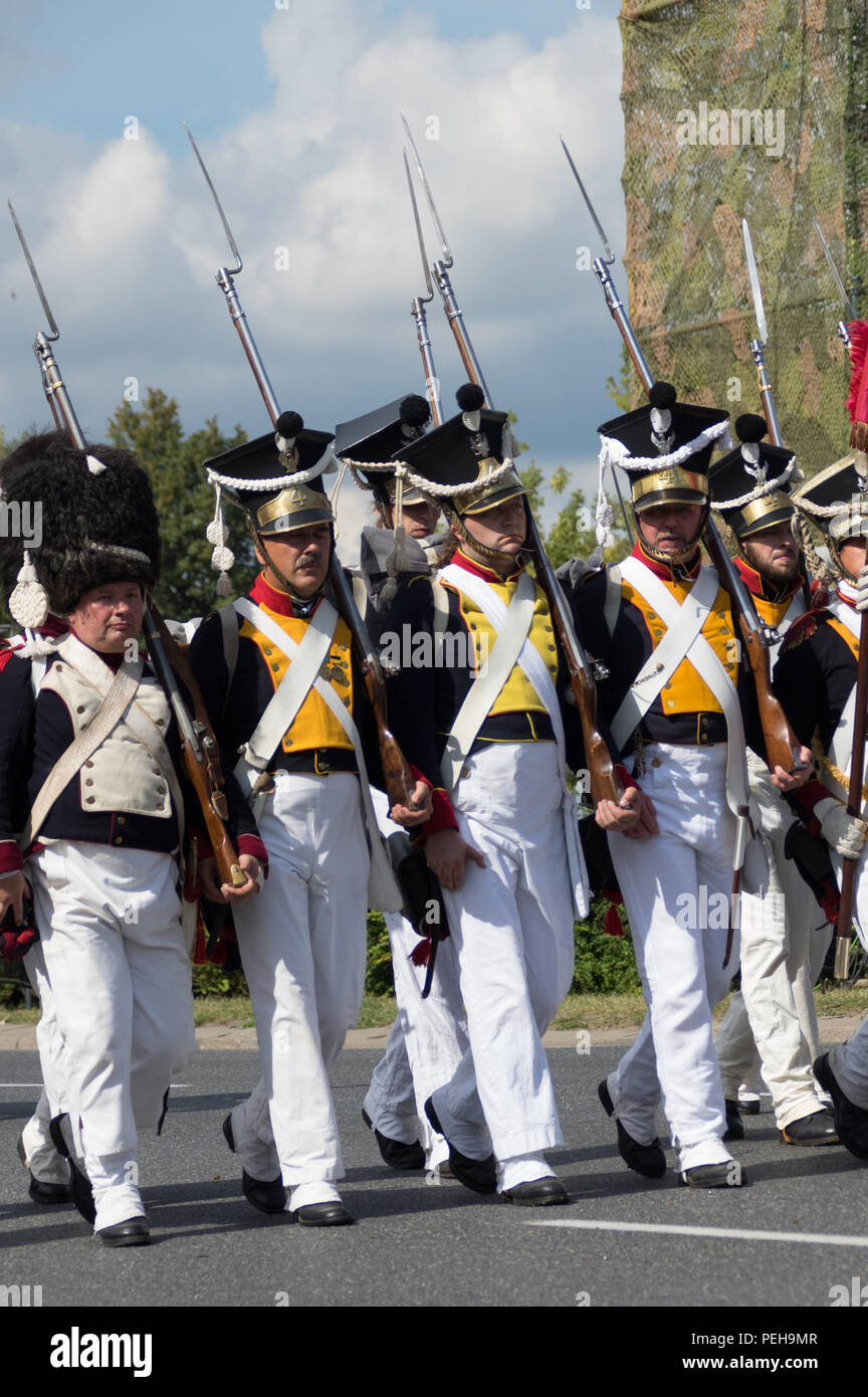 Polen, Warschau: Reenactors präsentieren Uniformen und Waffen aus verschiedenen Epochen der polnischen Militärgeschichte bei der jährlichen Militärparade in der polnischen Hauptstadt. Stockfoto