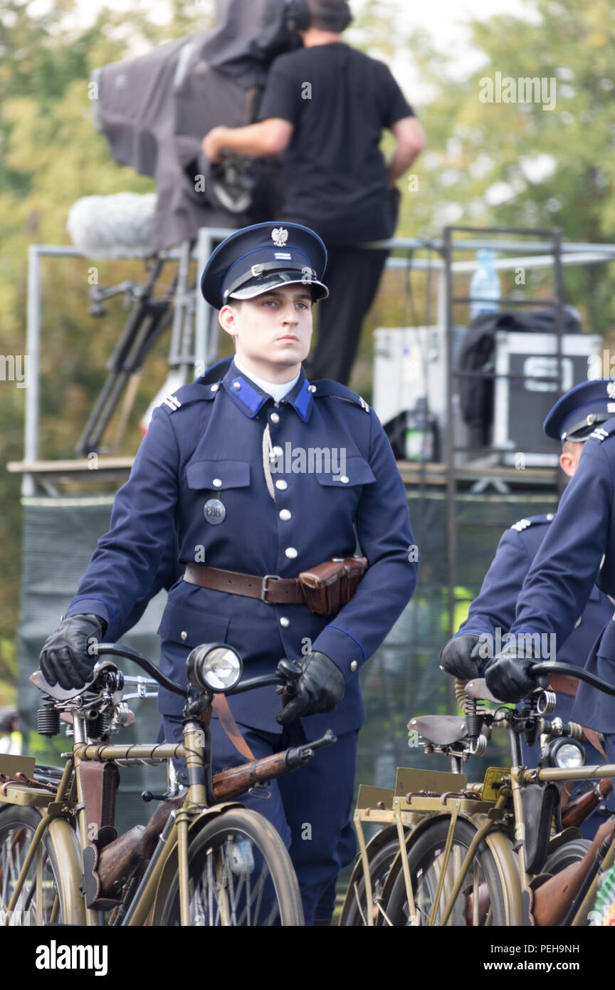Polen, Warschau: Reenactors präsentieren Uniformen und Waffen aus verschiedenen Epochen der polnischen Militärgeschichte bei der jährlichen Militärparade in der polnischen Hauptstadt. Stockfoto