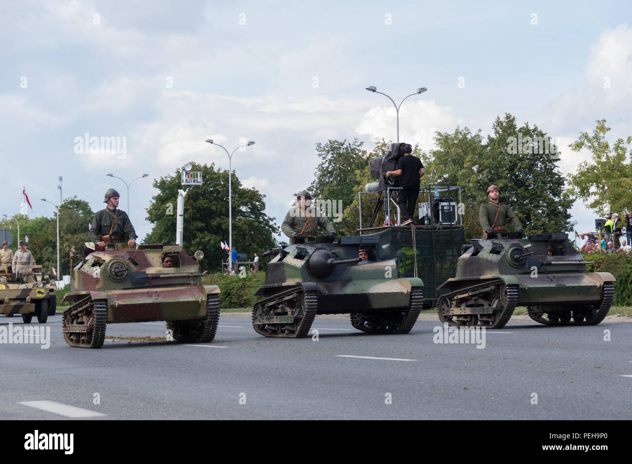 Polen, Warschau: Reenactors präsentieren Uniformen und Waffen aus verschiedenen Epochen der polnischen Militärgeschichte bei der jährlichen Militärparade in der polnischen Hauptstadt. Stockfoto