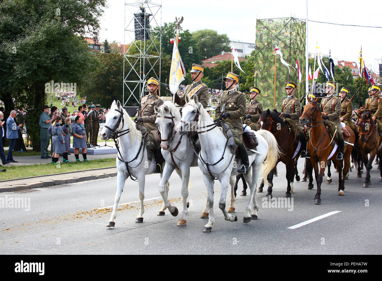 Polen, Warschau, 15. August 2018: Militärparade zum Armee Feier Tag während der 100-jährigen Feierlichkeiten der Unabhängigkeit Polens gehalten. Über 2000 Polnischen und NATO-Soldaten nahmen teil, die in der März am Ufer der Weichsel. Präsident Andrzej Duda, Premierminister Mateusz Morawiecki, Marschall des Sejm Marek Kuchcinski, Marschall der Senat Stanisalaw Karczewski und Verteidigungsminister Mariusz Blaszczak joined Parade in der Hauptstadt. © Jake Ratz/Alamy leben Nachrichten Stockfoto