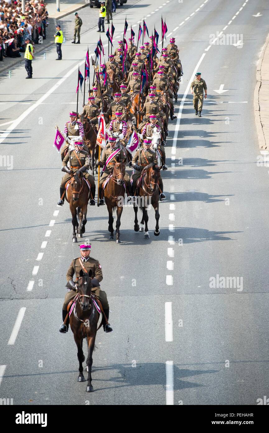 Warschau, Polen. 15 Aug, 2018. Soldaten nehmen Sie teil an der großen Unabhängigkeit militärische Parade in Warschau, Polen, am 15 August, 2018. Polnischen Armee modernisiert und besser ausgestattet sein, und die Verteidigungsausgaben des Landes sollte auf 2,5 Prozent des BIP wachsen, der polnische Präsident Andrzej Duda sagte am Mittwoch während der Polnischen Streitkräfte Tag feiern in Warschau. Credit: Jaap Arriens/Xinhua/Alamy leben Nachrichten Stockfoto