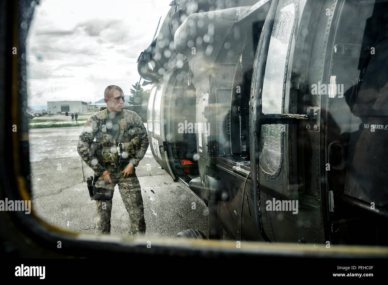 Kosovo, Prizren. 18 Juli, 2018. Ein Soldat der US-Armee steht neben einem Blackhawk Medevac Hubschrauber. Gemeinsam mit der deutschen KFOR-Soldaten, die amerikanischen Soldaten beteiligten sich an der Übung. Nach fast 20 Jahren ist die Bundeswehr aufholen, mit der Fahne im Militärlager in Prizren. Credit: Sina Schuldt/dpa/Alamy leben Nachrichten Stockfoto