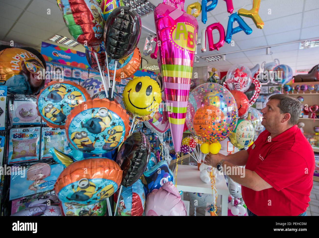 Zeulenroda, Deutschland. 14 Aug, 2018. Inhaber Sven Mlejnek sortiert  verschiedene Ballons in seinem Fachgeschäft "Ballon-Paradies'. In dieser  einzigartigen Shop in Thüringen können Sie aus mehr als 2.000 verschiedenen  Ballons wählen. Auf Wunsch