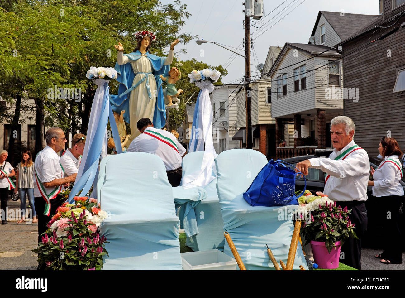 Cleveland, Ohio, USA. 15 Aug, 2018. Männer setzen In die Statue der Jungfrau Maria, die sie gerade aus der Heilige Rosenkranz Kirche in Cleveland, Ohio. Die Statue ist ein Teil der Prozession, die den Anfang des 120. jährliche Fest der Himmelfahrt in Cleveland's Little Italy Nachbarschaft Mark. Sobald Sie fertig sind, mit denen die Statue, wird es um die Nachbarschaft zusammen mit den Teilnehmern, ihre italienischen Erbe feiern vorgeführt werden. Credit: Mark Kanning/Alamy leben Nachrichten Stockfoto