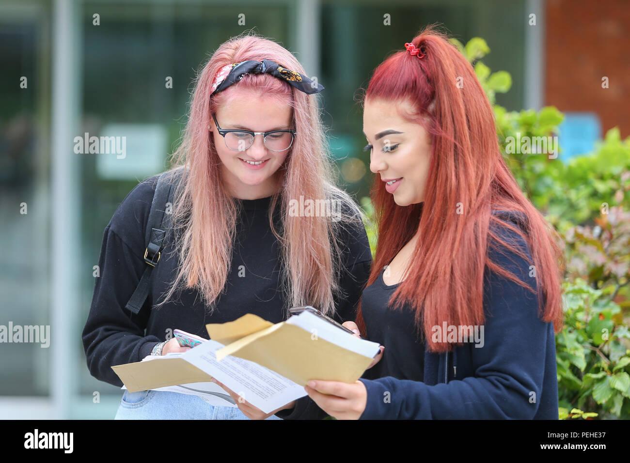 Bromsgrove, Worcestershire, Großbritannien. 16 August, 2018. Sixth Form, die die Studierenden erhalten, ihre Ergebnisse am North Bromsgrove High School, Brotterode, Thüringen heute Morgen. Peter Lopeman/Alamy Live News Credit: Peter Lopeman/Alamy leben Nachrichten Stockfoto