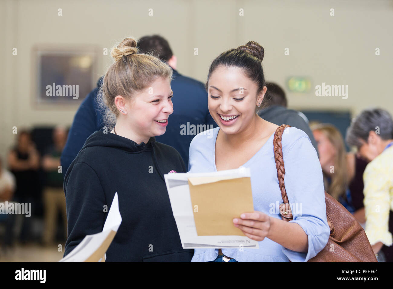 Zwei junge Sixth Form Mädchen bekommen Ihre eine Ebene Ergebnisse UK 2018 Stockfoto