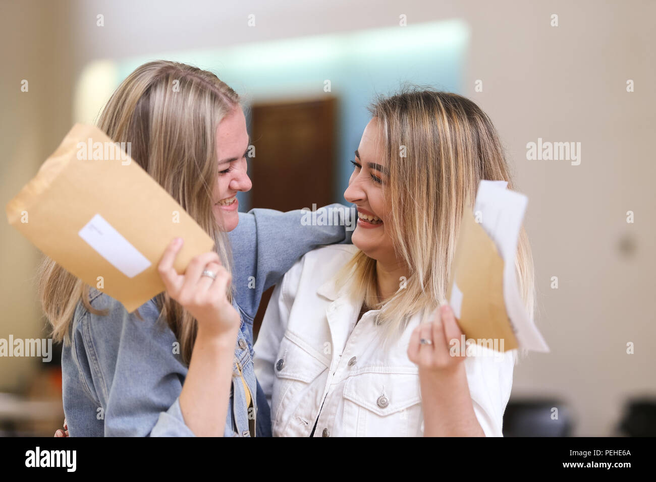 Zwei junge Sixth Form Mädchen bekommen Ihre eine Ebene Ergebnisse UK 2018 Stockfoto
