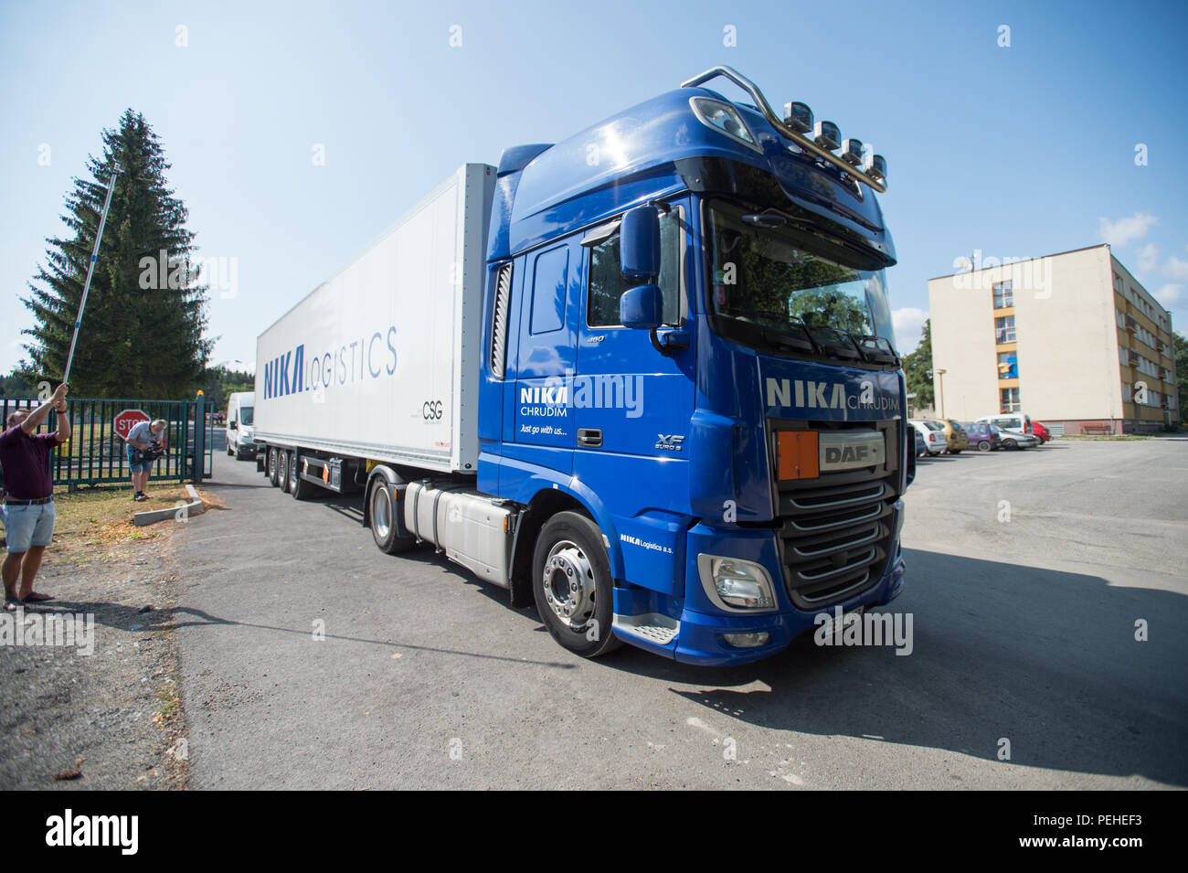 Kvetna Na Svitavsku, Tschechische Republik. 16 Aug, 2018. Die letzten vier Lkws transportieren die Munition aus dem Komplex in Vrbetice, Südmähren, die durch den wiederholten Explosionen in 2014 schlagen, lassen Sie den Munitionen in Kvetna in der Nähe Svitavy, Tschechien, wo es bis heute, am 16. August 2018 gespeichert wurde. Credit: Josef Vostarek/CTK Photo/Alamy leben Nachrichten Stockfoto