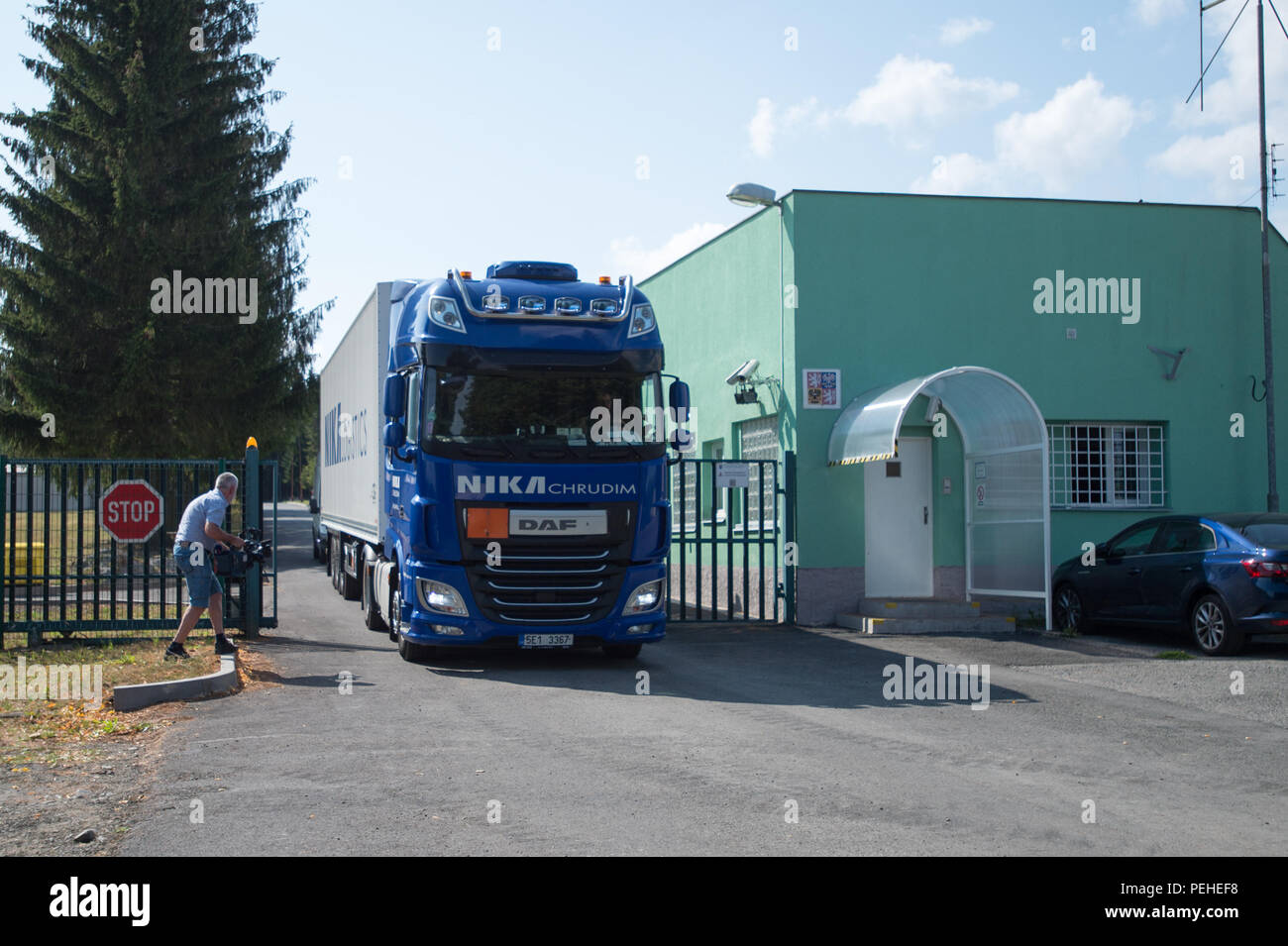 Kvetna Na Svitavsku, Tschechische Republik. 16 Aug, 2018. Die letzten vier Lkws transportieren die Munition aus dem Komplex in Vrbetice, Südmähren, die durch den wiederholten Explosionen in 2014 schlagen, lassen Sie den Munitionen in Kvetna in der Nähe Svitavy, Tschechien, wo es bis heute, am 16. August 2018 gespeichert wurde. Credit: Josef Vostarek/CTK Photo/Alamy leben Nachrichten Stockfoto