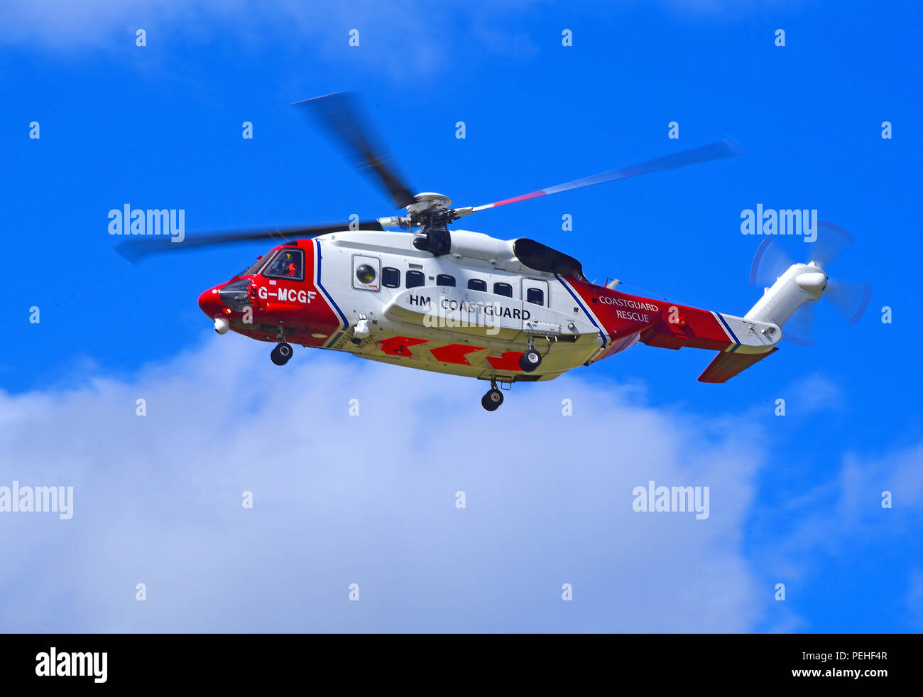 G-MCGF zwei maritime und Suche und Rettung S-92 Hubschrauber in Inverness eine SAR-Anforderungen im Norden von Schottland zu decken. Stockfoto