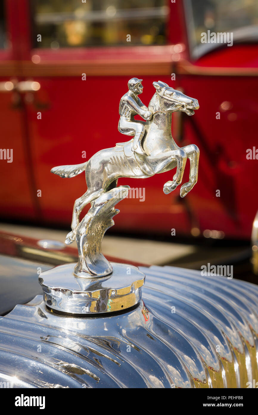 Ein springen Jockey und Pferd Maskottchen zu den Kühlerdeckel auf einem Daimler E20 Limousine an einem englischen Oldtimer Show in 2018 behoben Stockfoto