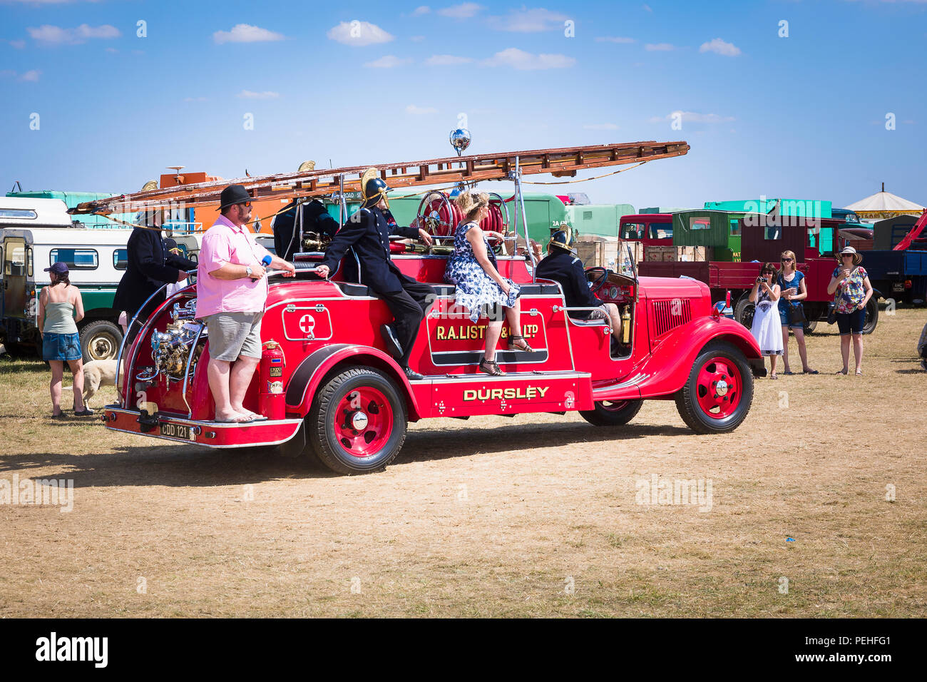Ein fordson E27N Fire Engine aus den 1930er Jahren auf ein Land zeigen, in Gloucestershire, England im Jahr 2018 Stockfoto