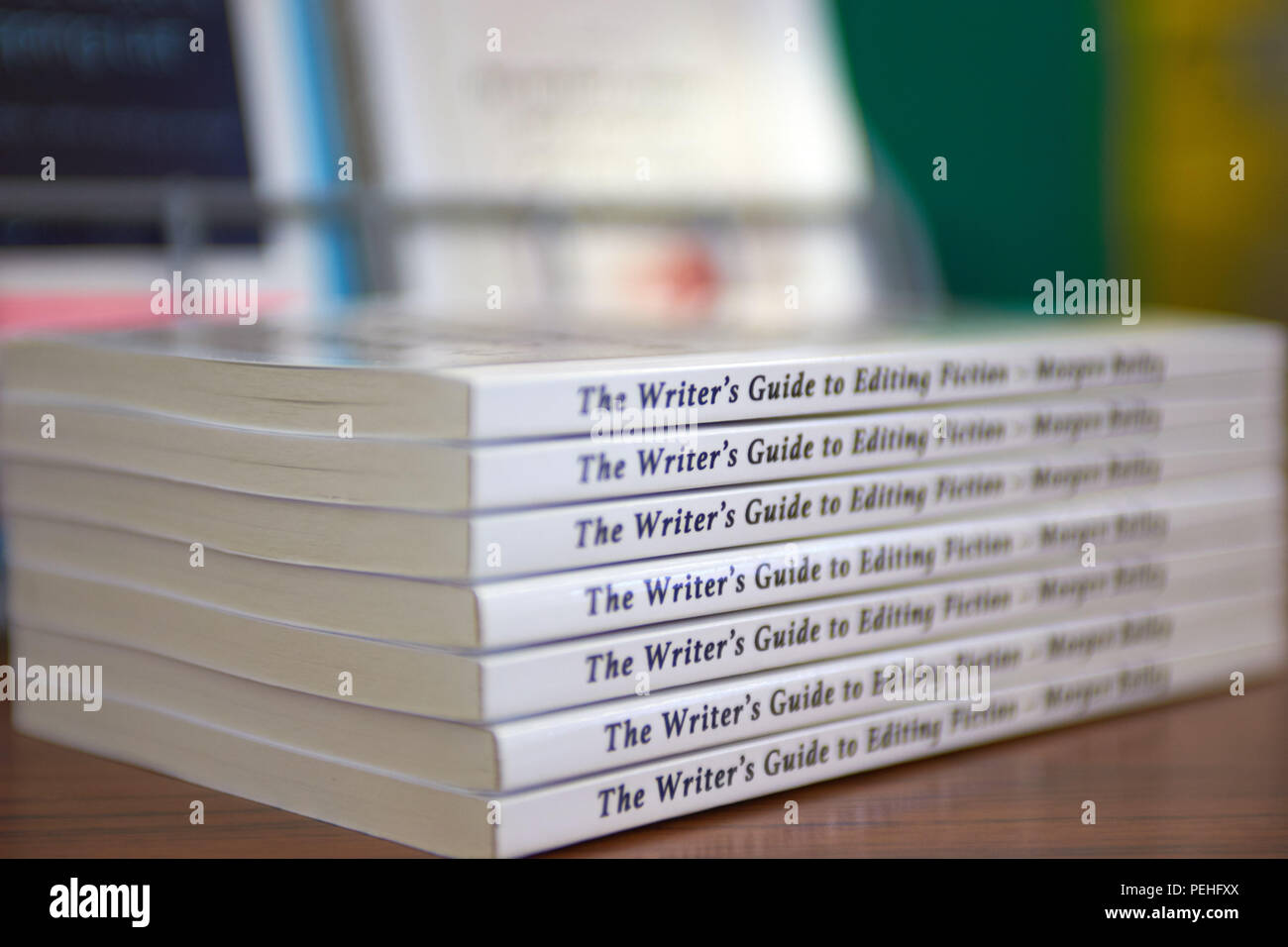 Einen Stapel Bücher Stacheln angezeigt mit Titel "Writer's Guide zu bearbeiten Fiction" Stockfoto